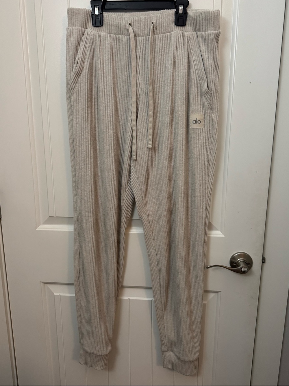 Alo Yoga Ribbed Lounge Jogger Sweatpants Women’s Large Oatmeal Cream Cozy -F - Picture 1 of 6